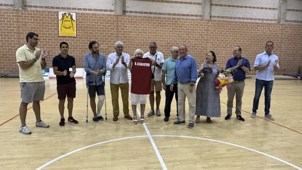 Homenaje con la entrega de la camiseta a la viuda y posando con los jugadores del Murcia y del Manresa.