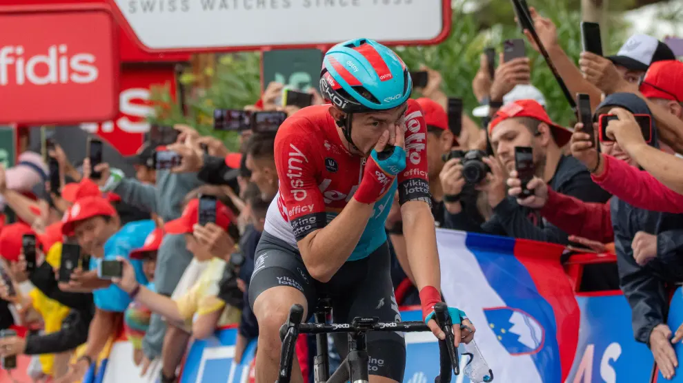 El ciclista Andreas Kron llega a la meta en la segunda etapa de la Vuelta de España.