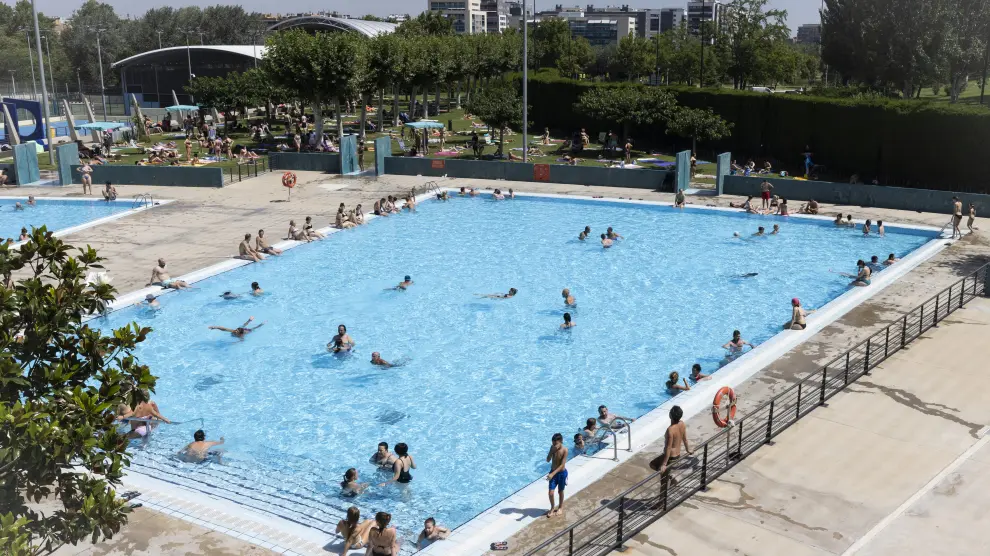 Las piscinas públicas son un alivio durante las olas de calor.