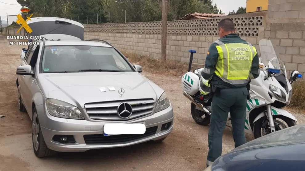 Agentes del Destacamento de Tráfico de la Guardia Civil de Alfajarín (Zaragoza) detienen a un conductor que transportaba drogas
