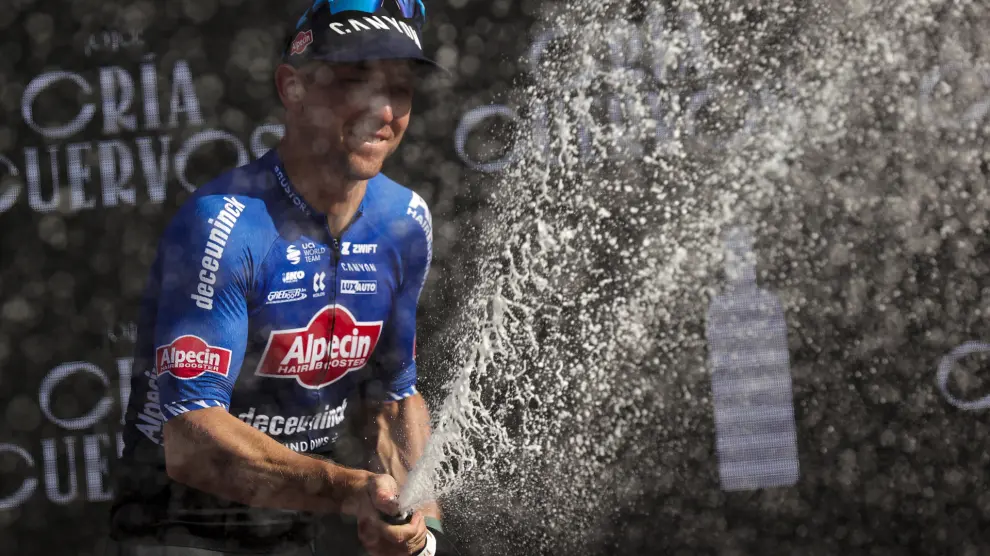 El ciclista australiano Kaden Groves del equipo Alpecin-Deceuninck celebra en el podio tras ganar la quinta etapa de La Vuelta disputada entre Morella y Burriana.