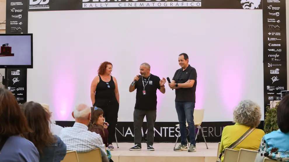 El director del Desafío Buñuel, Esteban Lopez, en el centro, con Estíbaliz Centeno y José Antonio Martín, de la Teruel Film Commission..