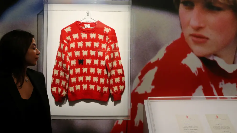 El jersey que perteneció a Lady Di, expuesto en la sala de Londres de Sotheby's el pasado mes de julio.