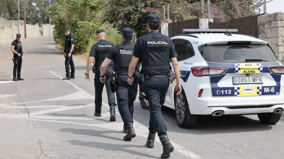 Agentes de la Policía Nacional, en el exterior de la casa de Alzira (Valencia) en la que se ha atrincherado el hombre.