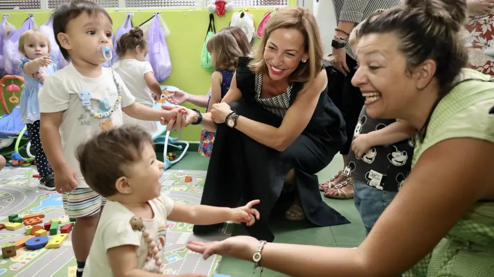 La alcaldesa de Zaragoza, Natalia Chueca, durante su visita este jueves al centro de educación infantil Babie's.