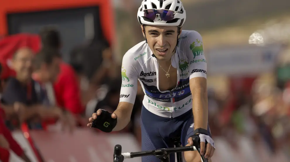 El ciclista francés y nuevo líder de la general, Lenny Martinez, del equipo Groupama-FDJ, al término de la sexta etapa de la Vuelta a España, en el Pico del Buitre en el Observatorio Astrofísico de Jalambre