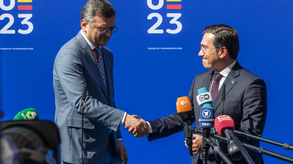 El ministro de Asuntos Exteriores, Unión Europea y Cooperación, José Manuel Albares (d), y su homólogo ucraniano, Dmitró Kuleba.