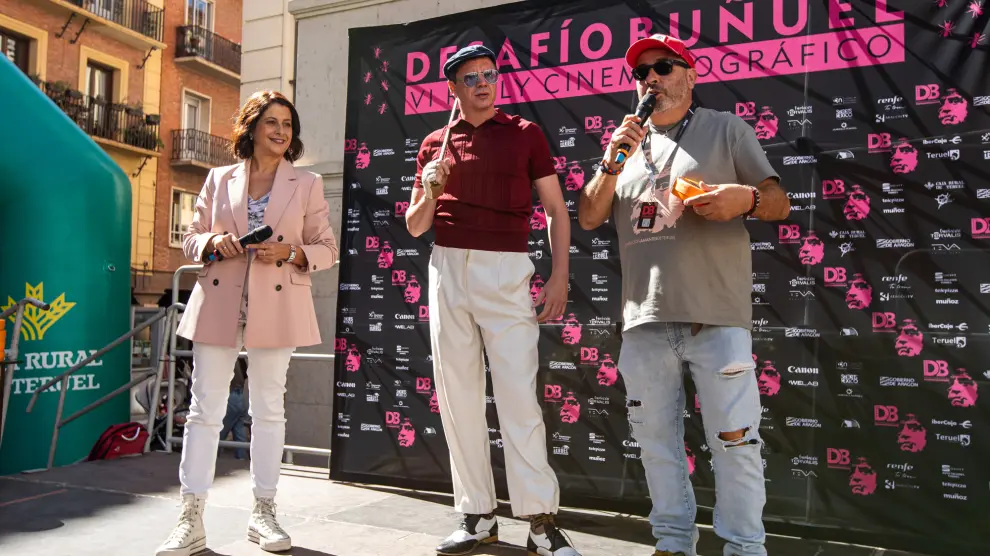 El actor y humorista Rafa Maza, junto a la alcaldesa de Teruel, Emma Buj, y el director del Rally Buñuel, Esteban López Juderías, en la presentación del certamen.