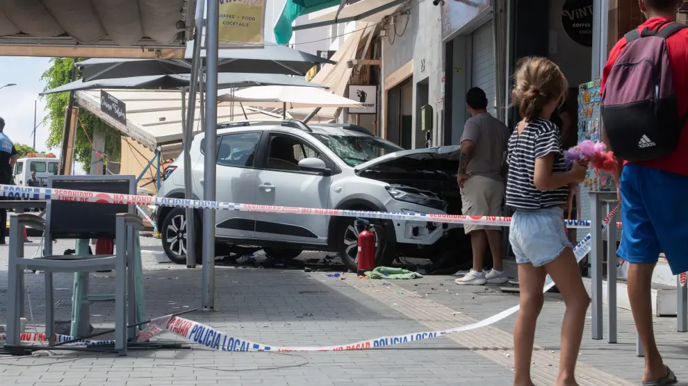 Imagen del vehículo empotrado contra una terraza de un bar en la Avenida Nuestra Señora del Carmen, en la localidad de Corralejo, en Fuerteventura.