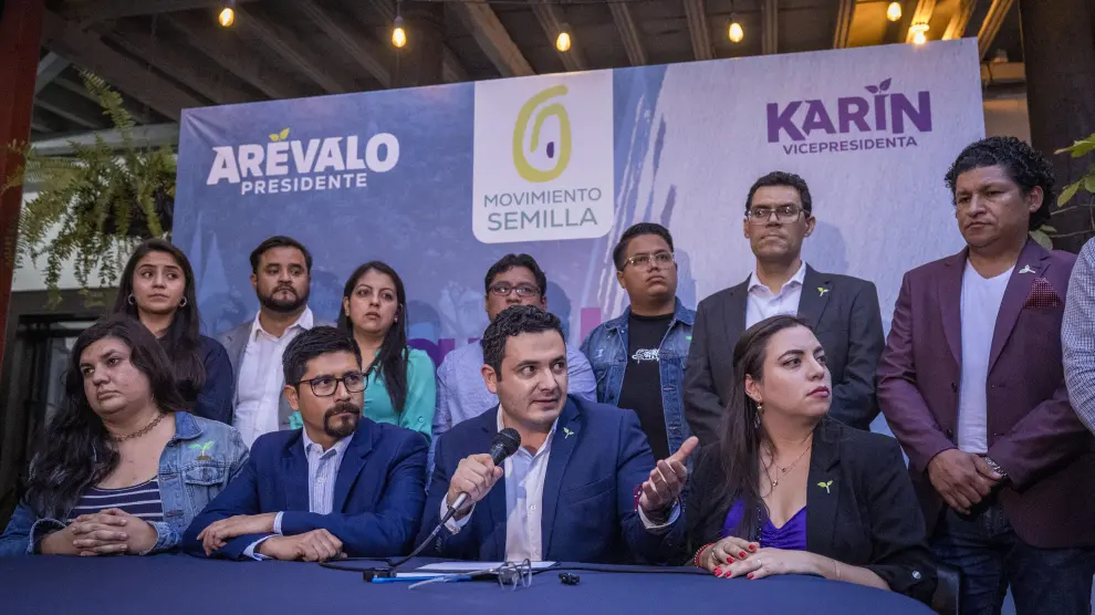 Samuel Pérez jefe de la bancada del partido Movimiento Semilla, junto con diputados electos al congreso de Guatemala.