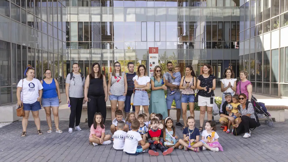Las familias del Ana María Navales han protestado a las puertas del Departamento de Educación.
