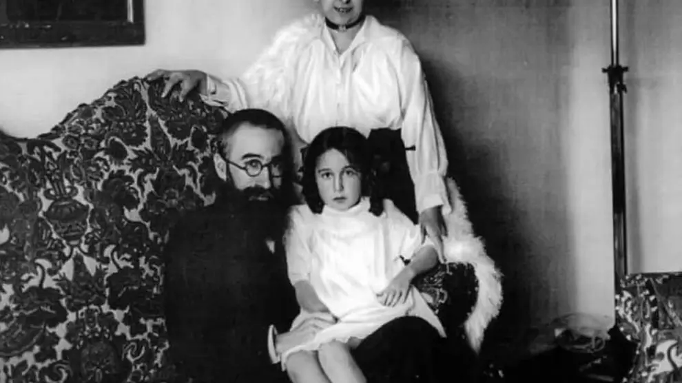 Ramón María del Valle-Inclán con su esposa Josefina Blanco y con su hija.
