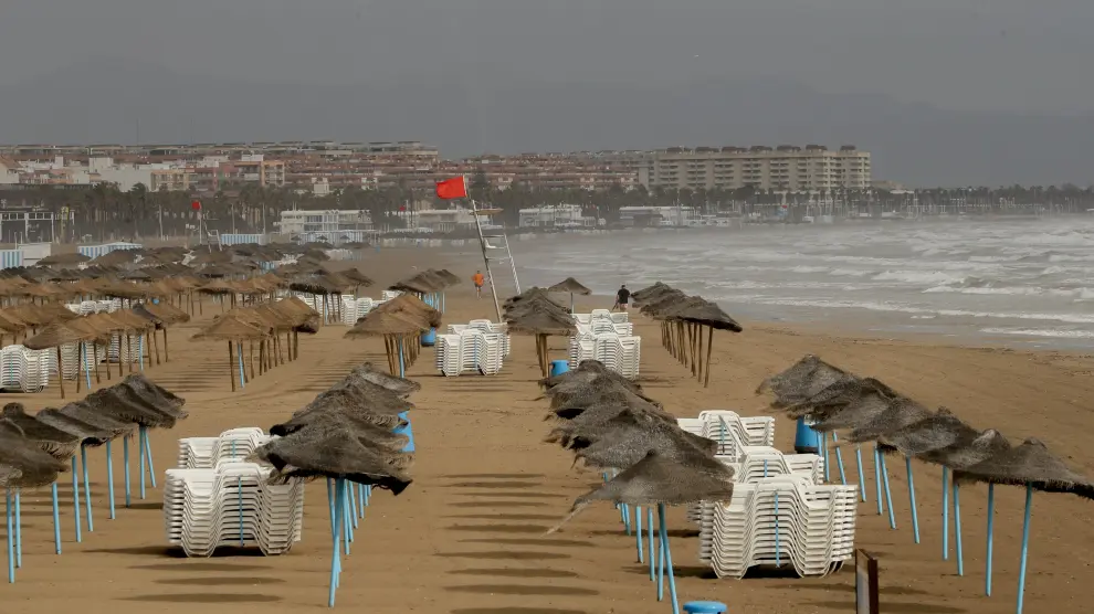 Alerta roja en la playa de la Malvarrossa de Valencia este domingo.