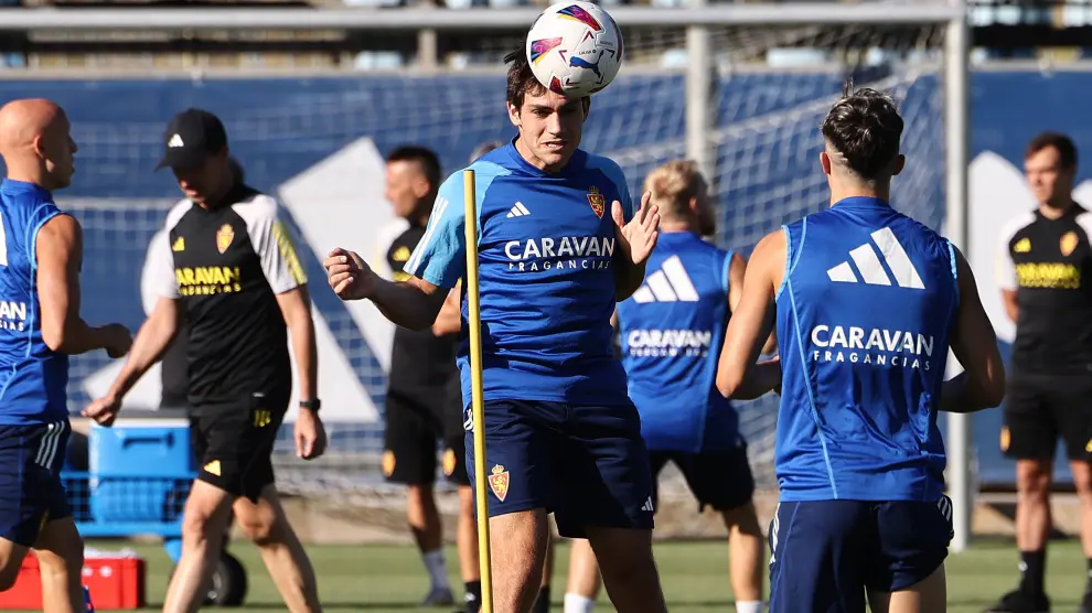 Iván Azón cabecea un balón en un entrenamiento en la Ciudad Deportiva.