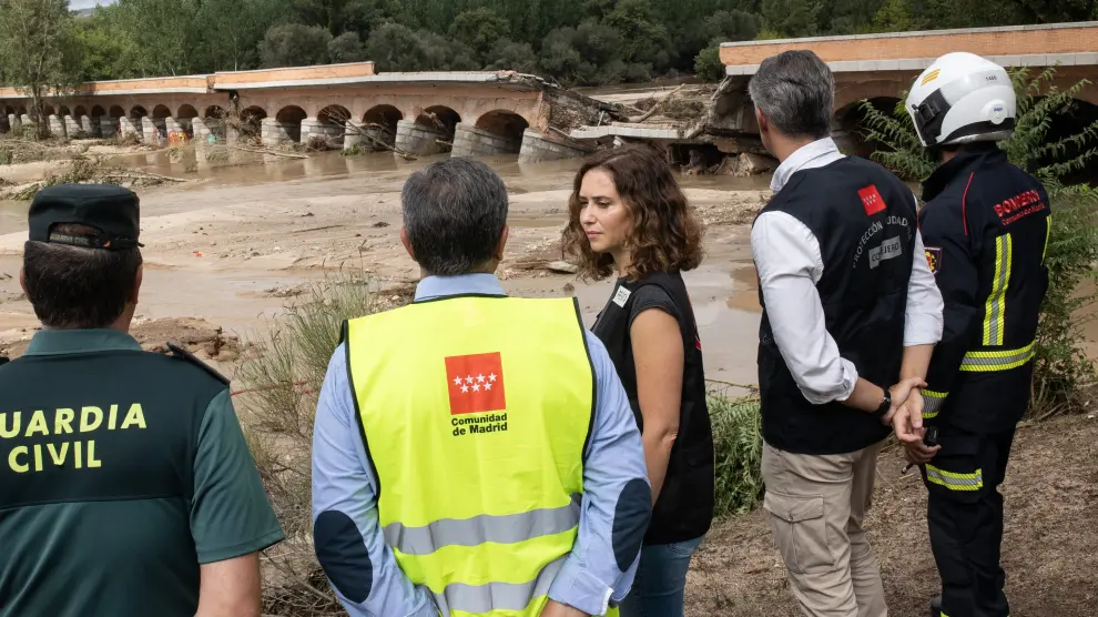 La presidenta de la Comunidad de Madrid, Isabel Díaz Ayuso, durante una visita al municipio de Aldea del Fresno, uno de los más afectados.