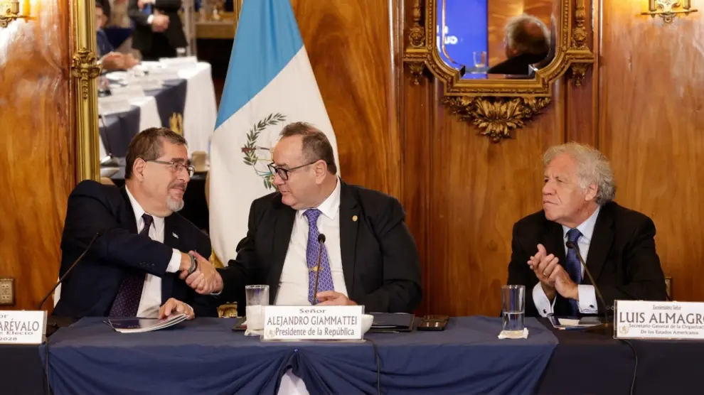 El presidente electo de Guatemala, Bernardo Arévalo, con el presidente saliente, Alejandro Giammattei, y el secretario general de la OEA, Luis Almagro.