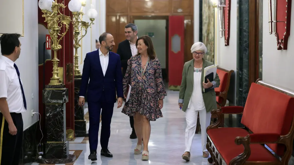 La presidenta del Congreso, Francina Armengol, el vicepresidente Alfonso Rodríguez y la secretaria segunda Isaura Leal a su llegada a la reunión de la Mesa del Congreso.