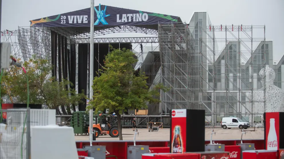Trabajos de montaje del escenario principal del festival en el recinto de la Expo