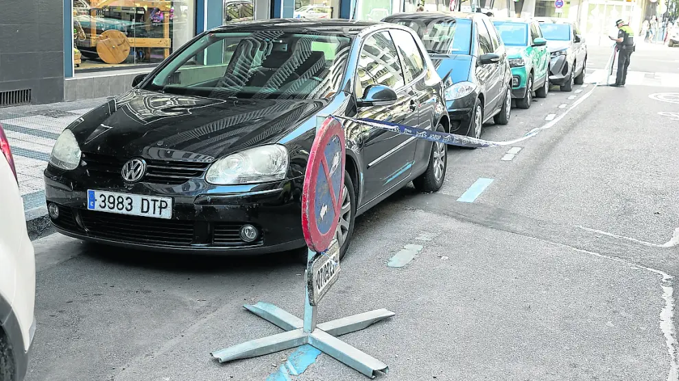 Instalación de señales prohibiendo aparcar en la calle de Albareda en Zaragoza.