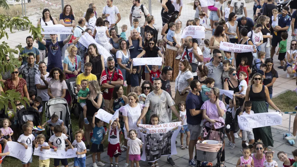 Las familias del Ana María Navales se manifestaron este miércoles a las puertas del colegio.