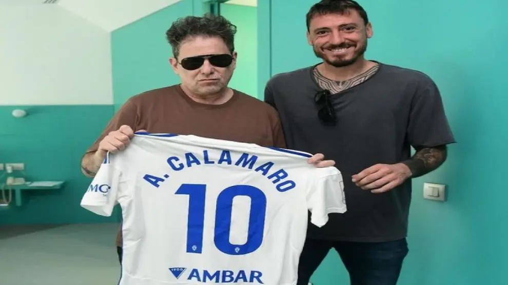 Andrés Calamaro recibió una camiseta blanquilla de su compatriota Cristian Álvarez, portero del Real Zaragoza.