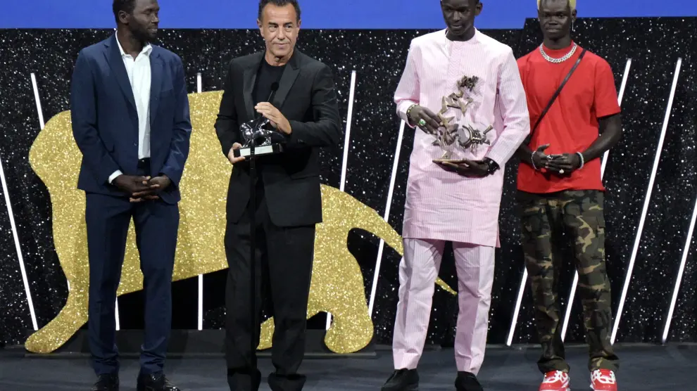 Venice (Italy), 09/09/2023.- Italian director Matteo Garrone (C-L) holds the Silver Lion for Best Director for 'Io Capitano (Me Captain)' and Senegalese actor Seydou (C-R) Sarr holds the 'Marcello Mastroianni' Award for Best New Young Actor for his performance in the movie next to actors/cast members Mamadou Kouassi (L) and Moustapha Fall (R) during the closing and awards ceremony of the 80th annual Venice International Film Festival, in Venice, Italy, 09 September 2023. The film festival runs from 30 August to 09 September 2023. (Cine, Cine, Italia, Niza, Venecia) EFE/EPA/ETTORE FERRARI
