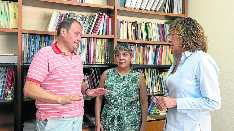 Antonio Osés y Ana Erazo, junto a Pura Huerta, secretaria de Formación y Empleo en UGT Aragón.