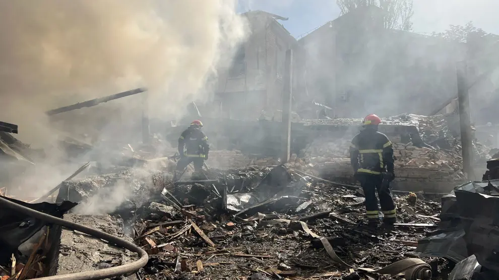 Los bomberos trabajan en el lugar de un ataque con misiles en Kryvyi Rih, región de Dnipropetrovsk UKRAINE RUSSIA CONFLICT