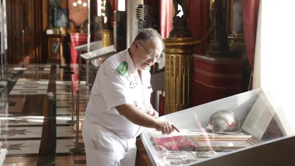 El coronel Blas Vita, de la Agrupación Sanitaria 1, muestra detalles de la exposición en el palacio de la antigua Capitanía.