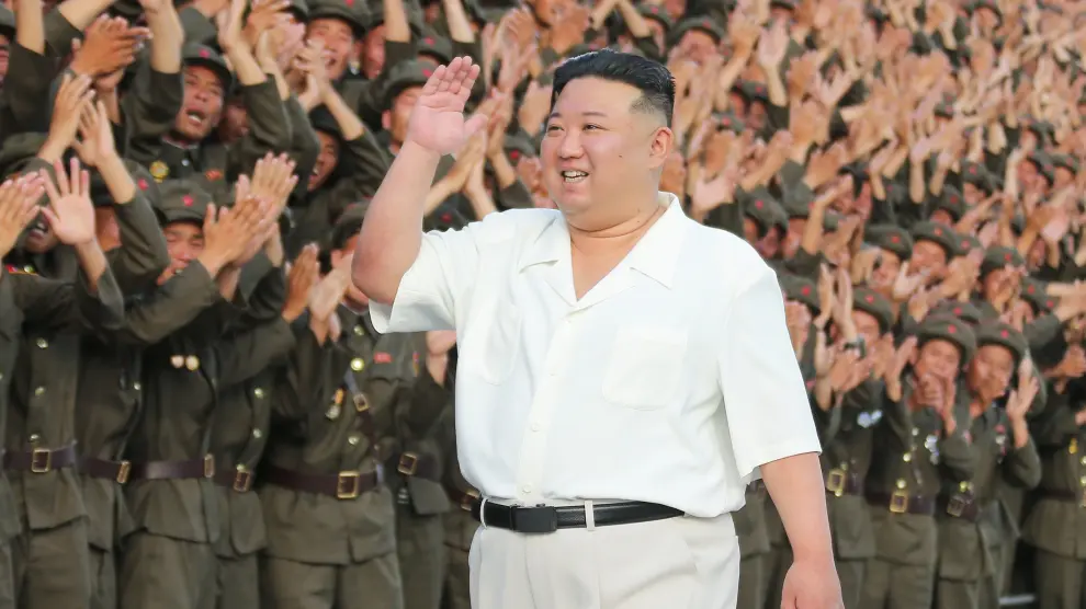 Kim Jong-un junto a las tropas