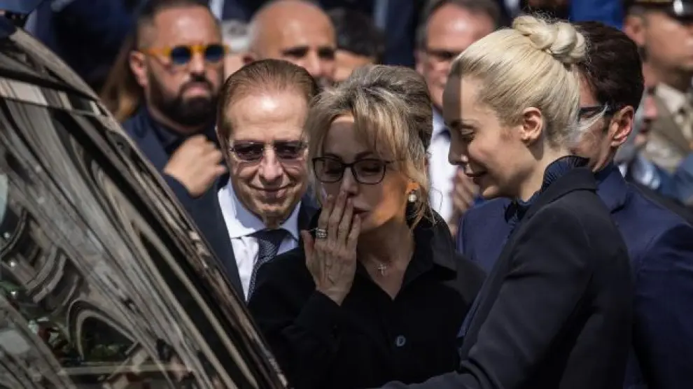 Paolo Berlusconi, Marina Berlusconi y Marta Fascina, en el funeral de Silvio Berlusconi.