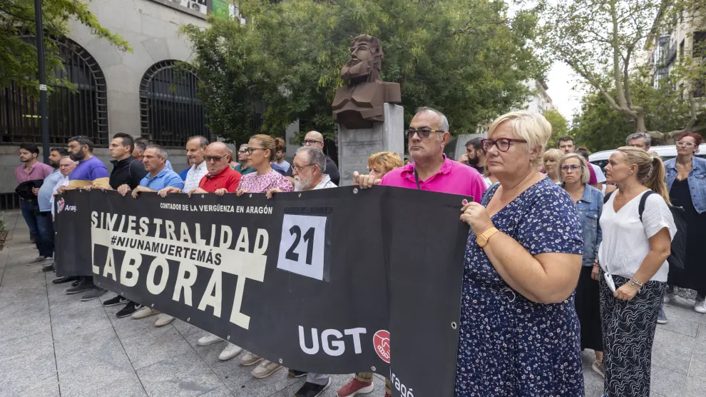 Minuto de silencio protagonizado hoy por UGT Aragón para denunciar las muertes en el trabajo que suman 21 en lo que va de año en Aragón.