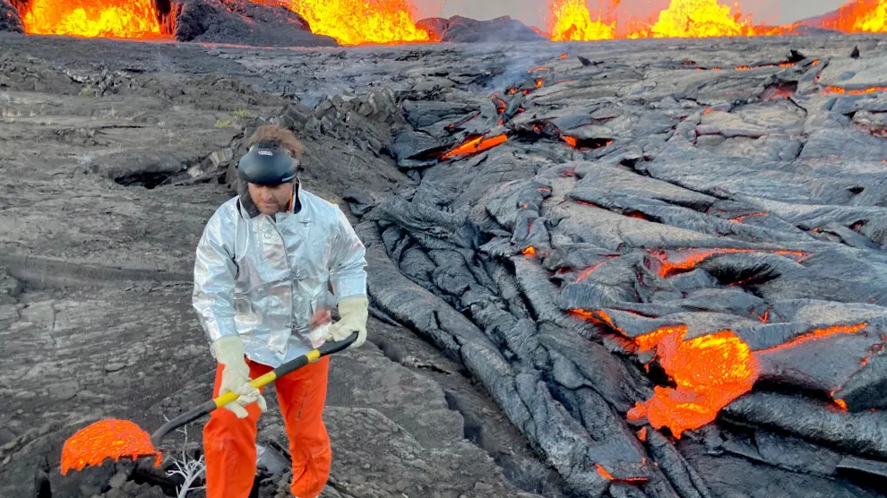 Una fotografía proporcionada por el Servicio Geológico de los Estados Unidos (USGS) muestra a un geólogo del Observatorio de Volcanes de Hawaii recolectando muestras de lava en el volcán Kilauea