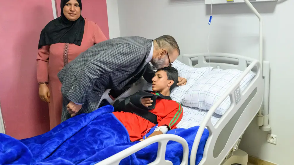 Mohamed VI visita a los heridos por el terremoto en un hospital de Marrakech.