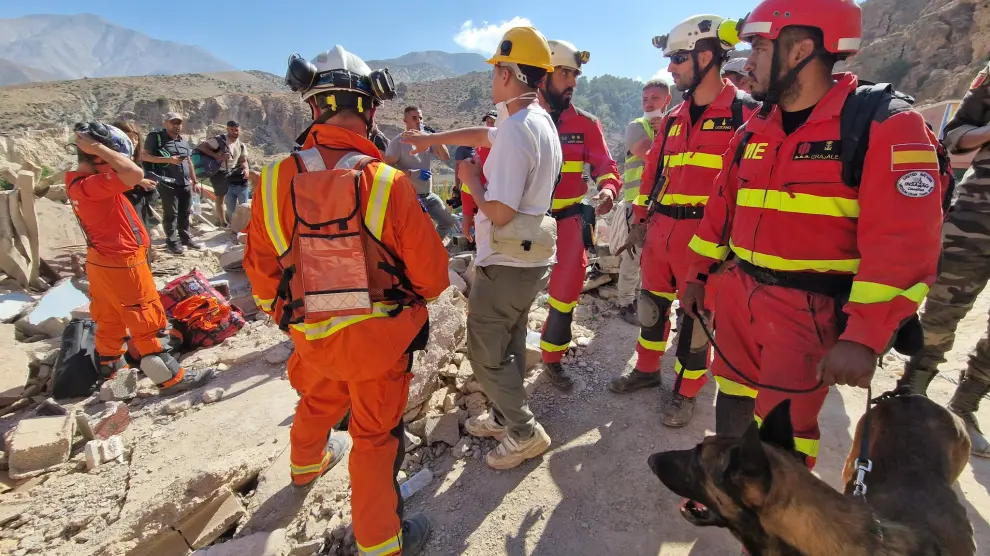 Un grupo de la UME de la Base de Zaragoza con uno de los perros que intervienen en el salvamento del terremoto de Marruecos.