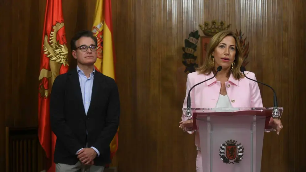 El concejal de Urbanismo, Víctor Serrano, y la alcaldesa, Natalia Chueca, este jueves en el Ayuntamiento de Zaragoza.