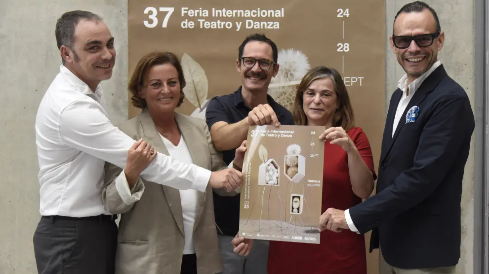 Representantes de la Diputación Provincial, el Ayuntamiento de Huesca y el Gobierno de Aragón posan con el cartel de la Feria.