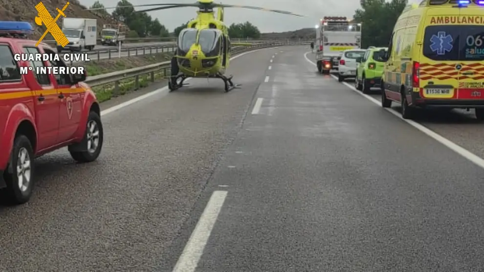 Un helicóptero ha acudido a recoger a uno de los tres heridos en el accidente de la autovía A-2 para trasladarlo al Hospital Servet.