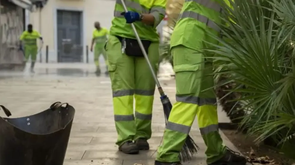 Una imagen de archivo de trabajadoras de la limpieza del Ayuntamiento de Barcelona.