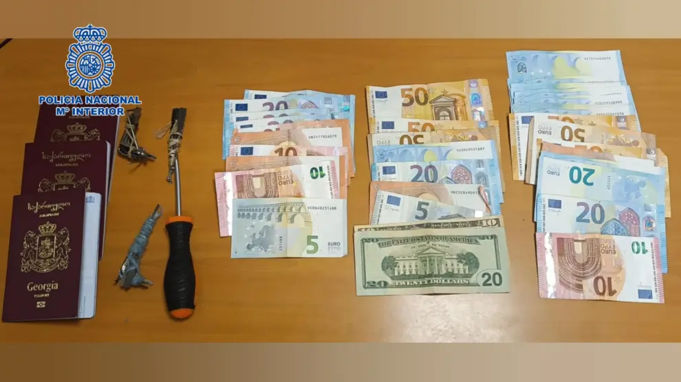 Objetos y dinero incautado por la policía