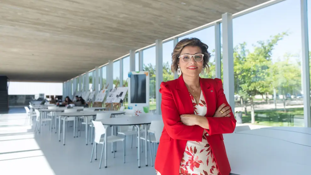 La rectora de la Universidad San Jorge, Berta Sáez, esta semana en uno de los edificios del campus de Villanueva de Gállego.