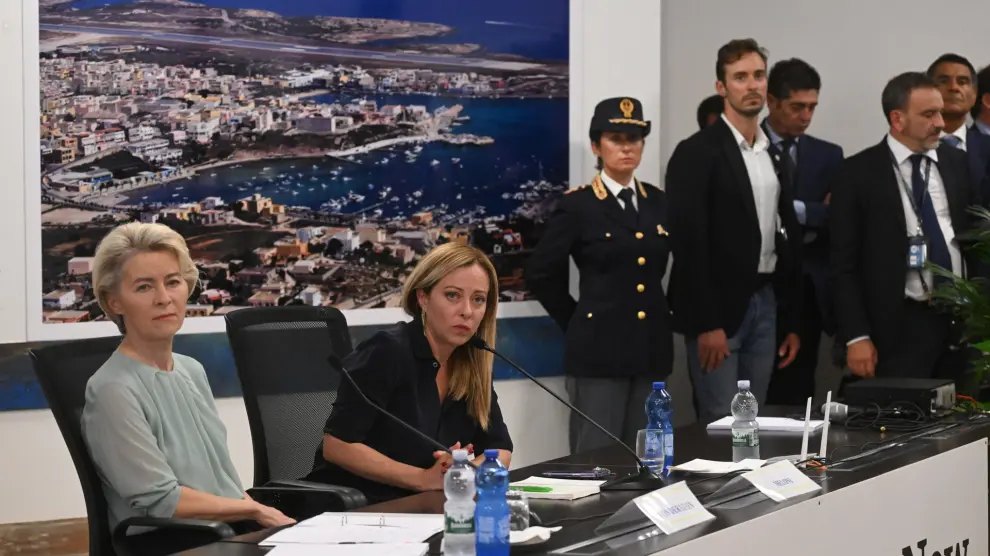 Giorgia Meloni y Ursula von der Leyen, durante la rueda de prensa en Lampedusa