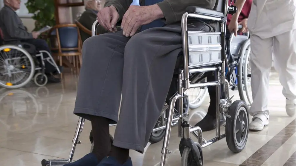 Un anciano en silla de ruedas, en una residencia aragonesa.