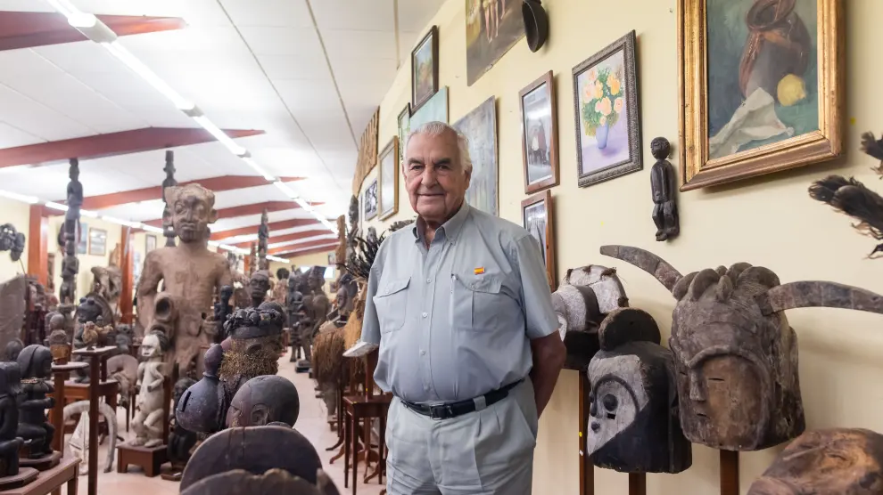 Alejandro Bescós Iglesias, junto a su colección de arte africano, en su casa de Movera.
