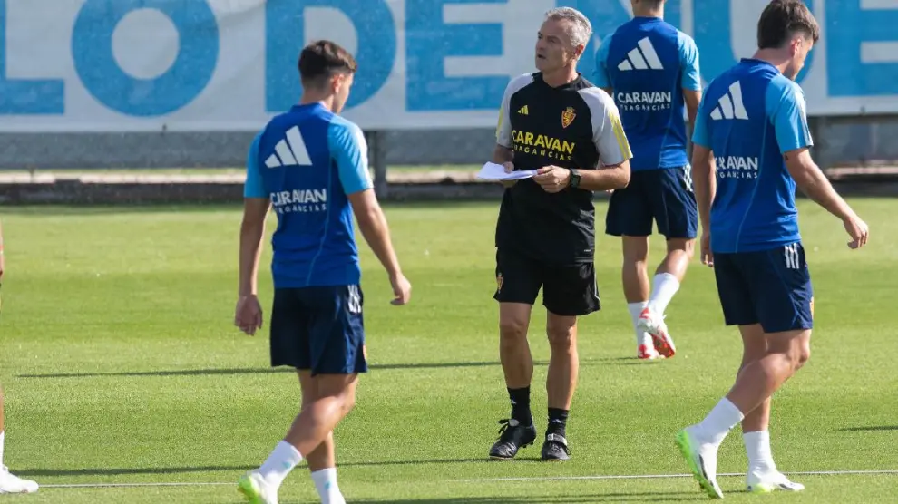 Fran Escribá, papeles en mano, en el entrenamiento de este martes en la Ciudad Deportiva.