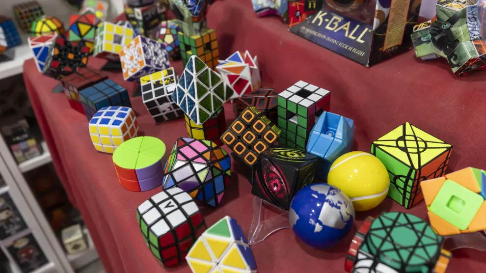 Existen decenas de modelos diferentes del clásico cubo de Rubik.