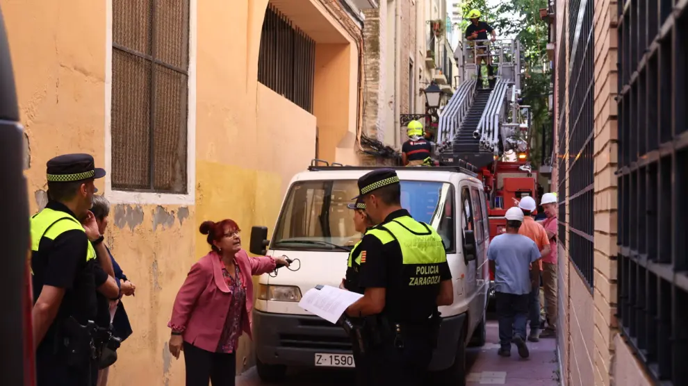 María del Carmen Giménez explica su situación a la Policía Local.