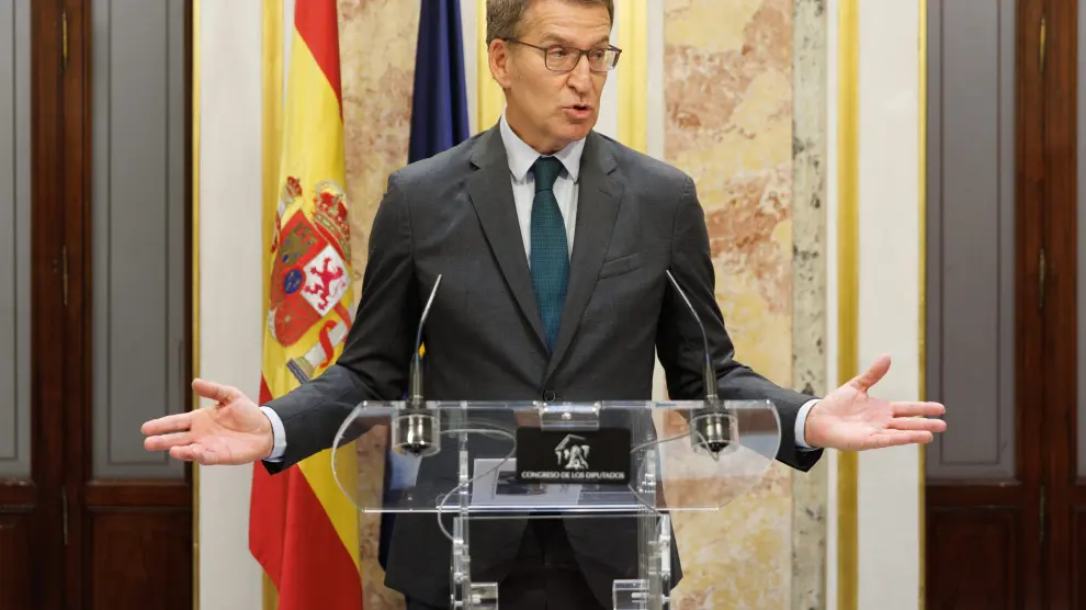 El presidente del PP, Alberto Núñez Feijóo, durante una rueda de prensa tras una sesión plenaria.