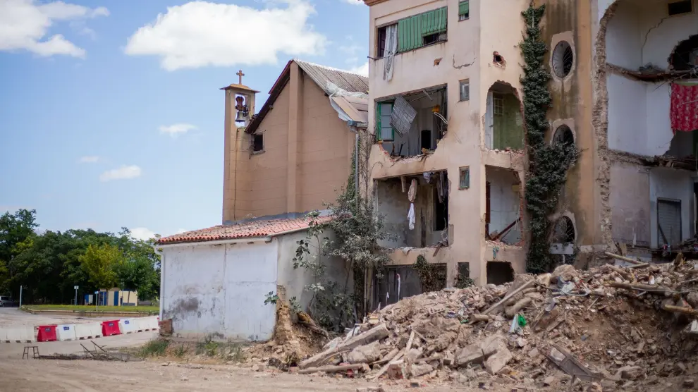 Fotos del derribo de un edificio en Calatayud en el que murió un trabajador.