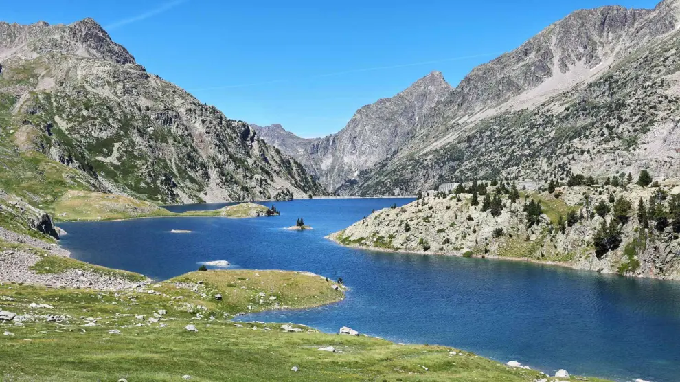 La ruta hacia el ibón de Respomuso incluye un precioso recorrido por un bosque de hayas y cascadas